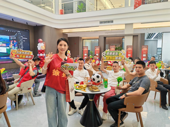 饿了？拉门斯被拍到在比利时替补席啃苹果