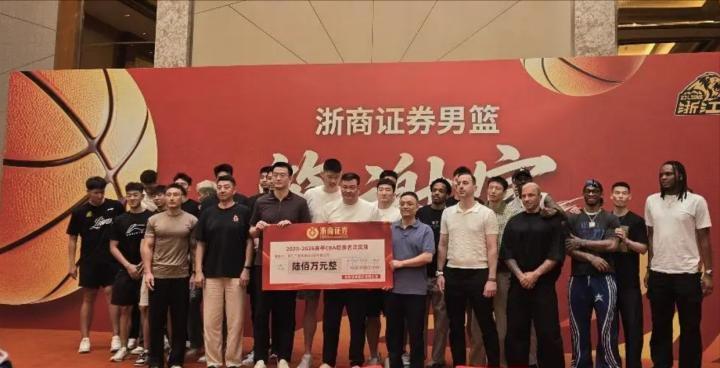 记者:费内巴切仍在和曼城谈阿克转会费,预计700万+150万镑