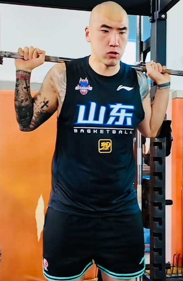 火箭两年合同签下签湖人后场大闸，他们并没有使用全额中产特例？