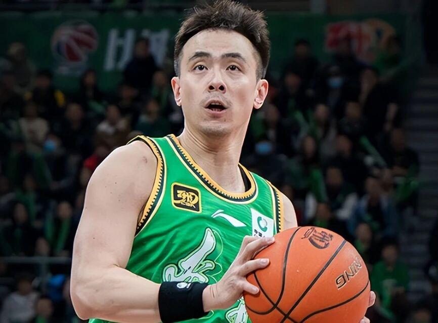 罗马诺：利物浦夏窗可能引进中场，同时还和巴黎争夺迪奥曼德